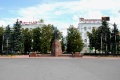 Разумеется, в городе есть памятник Ленину. Причём в девяностные годы его сносили, как символ ушедшей эпохи, а затем восстановили на том же месте. title=